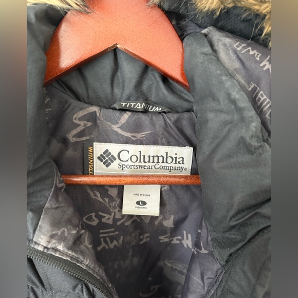 Columbia Titanium hooded vest Women’s Sz Lg EUC - Picture 3 of 6